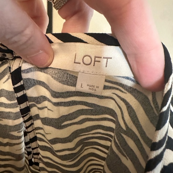 Loft Women's Short Puff Sleeve Top Zebra Print Blouse Crew Neck L - Picture 6 of 6